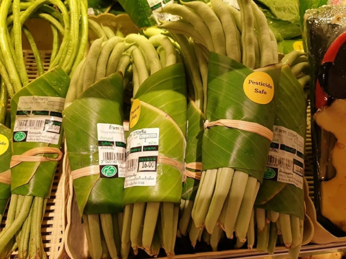 Haricots verts emballés dans des feuilles de bananier au lieu de plastique.