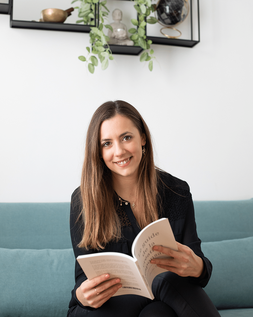 EcoBoutique Photo de Lucile avec son premier livre